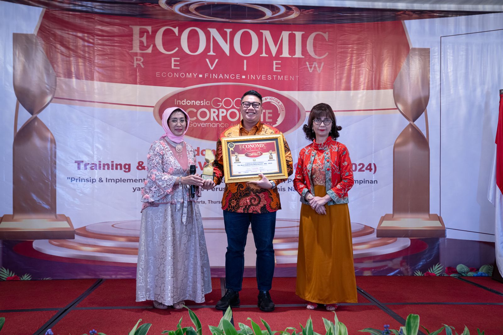 Consistently Implementing Good Governance, Brantas Abipraya Wins the Best GCG Award from Economic Review