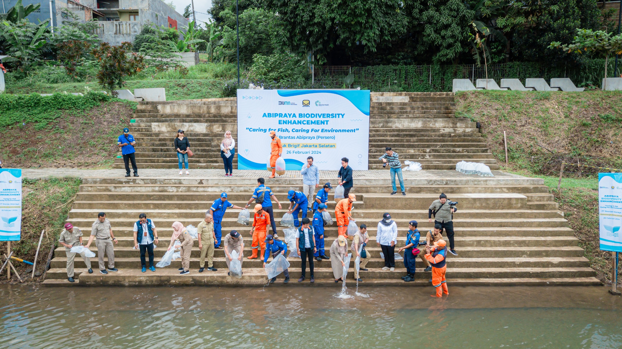 Brantas Abipraya is spreading fish seeds to promote the spirit of caring for and protecting the ecosystem in the Brigif Reservoir