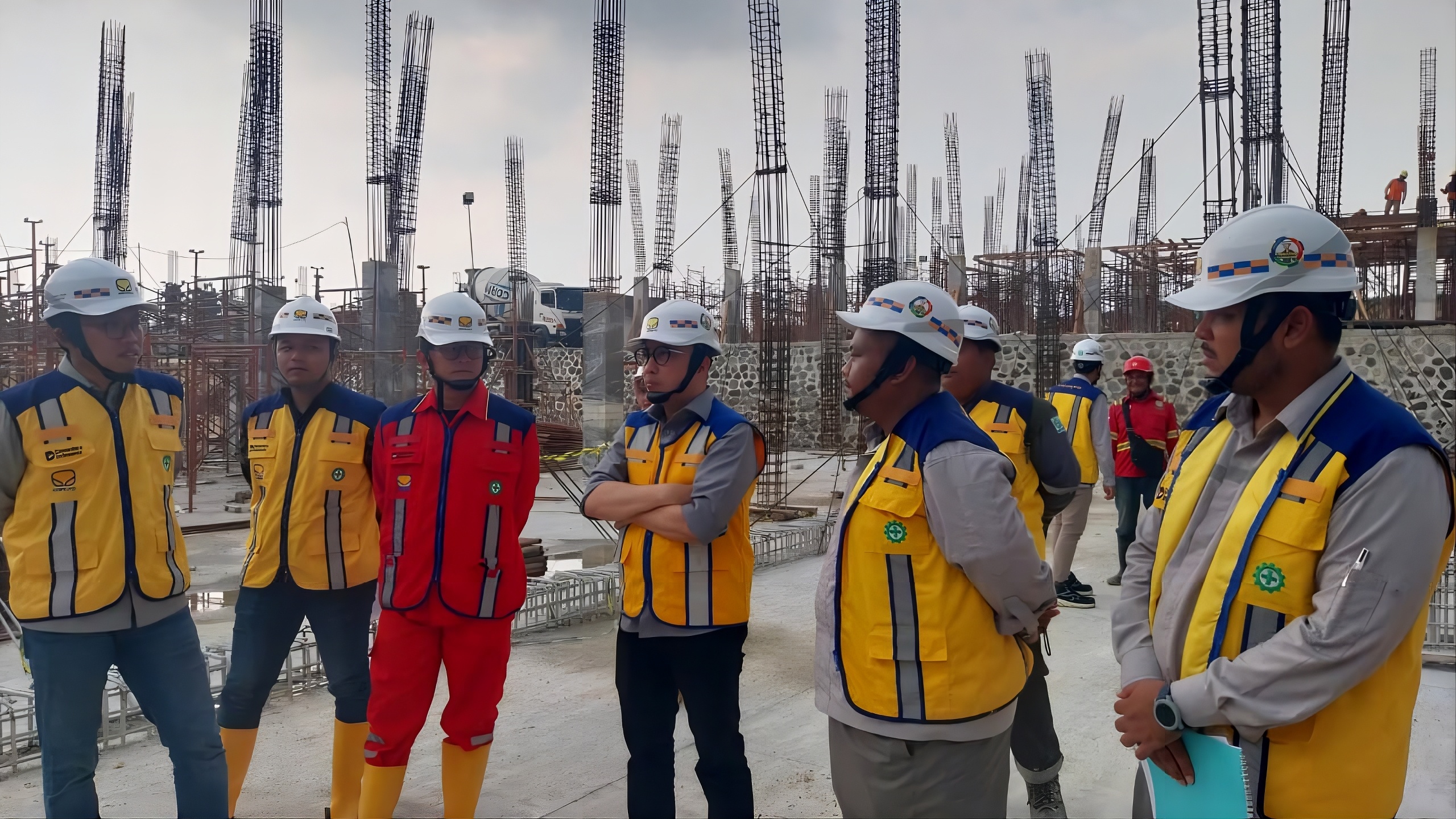 Direktur Utama Brantas Abipraya, Agung Fajarwanto memastikan progres Proyek SR Madiun berjalan sesuai target dan menerapkan K3 secara optimal