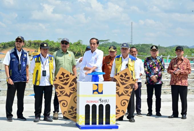 Presiden RI Lakukan Pengisian Awal Bendungan Sepaku Semoi Karya Brantas Abipraya
