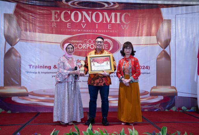 Consistently Implementing Good Governance, Brantas Abipraya Wins the Best GCG Award from Economic Review