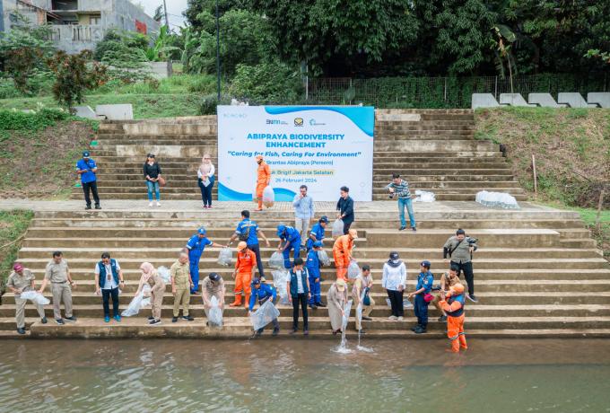 Brantas Abipraya is spreading fish seeds to promote the spirit of caring for and protecting the ecosystem in the Brigif Reservoir