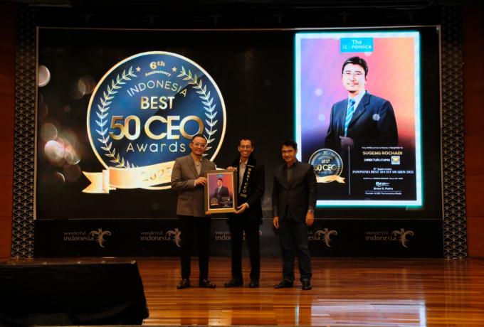 Purnomo, Direktur Operasi II Brantas Abipraya mewakili Direktur Utama Brantas Abipraya, Sugeng Rochadi menerima penghargaan Indonesia Best CEO 2025.jpeg Purnomo, Direktur Operasi II Brantas Abipraya mewakili Direktur Utama Brantas Abipraya, Sugeng Rochadi menerima penghargaan Indonesia Best CEO 2025