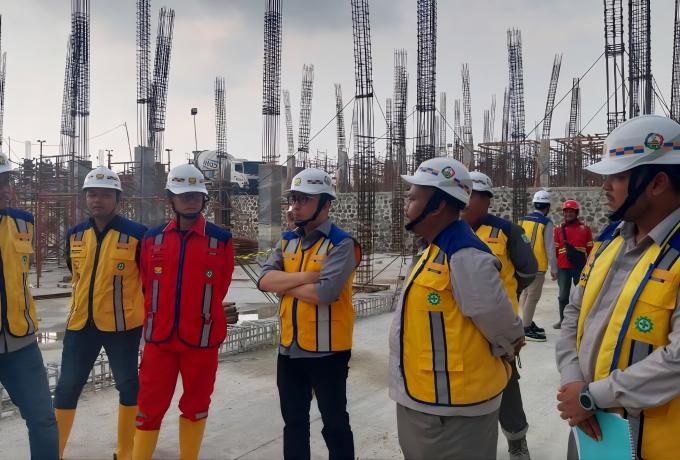 Direktur Utama Brantas Abipraya, Agung Fajarwanto memastikan progres Proyek SR Madiun berjalan sesuai target dan menerapkan K3 secara optimal