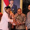 Wakil Gubernur DKI Jakarta Rano Karno menyerahkan penghargaan DKJ 2025 kepada Brantas Abipraya atas kontribusinya dalam program Tanggung Jawab Sosial dan Lingkungan Berbasis Usaha (TJSLBU) terbaik di bidang kesehatan di Balai Kota Pemprov.